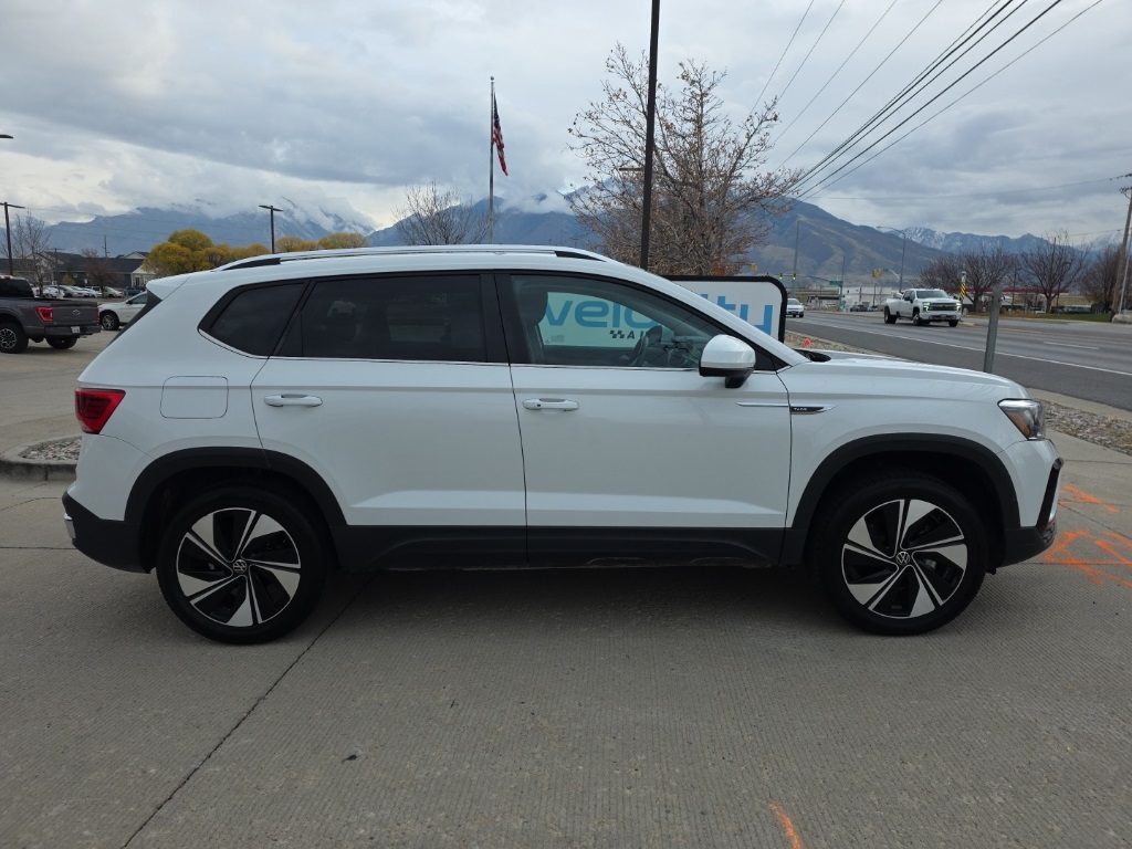 2024 Volkswagen Taos SE photo 2