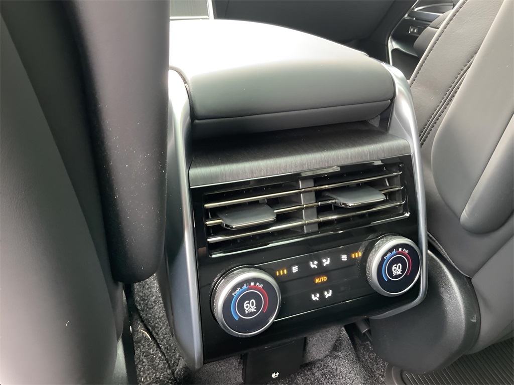 2025 Land Rover Range Rover SE photo 13