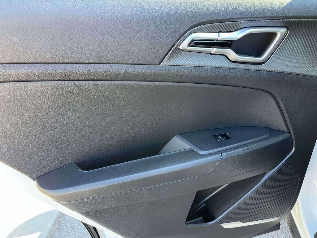 2023 Kia Sportage LX photo 2