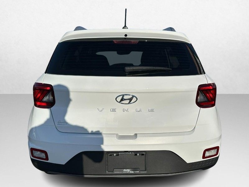 2024 Hyundai Venue SEL photo 4
