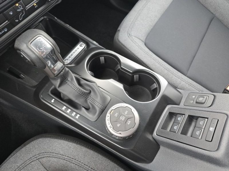 2025 Ford Bronco Base photo 16