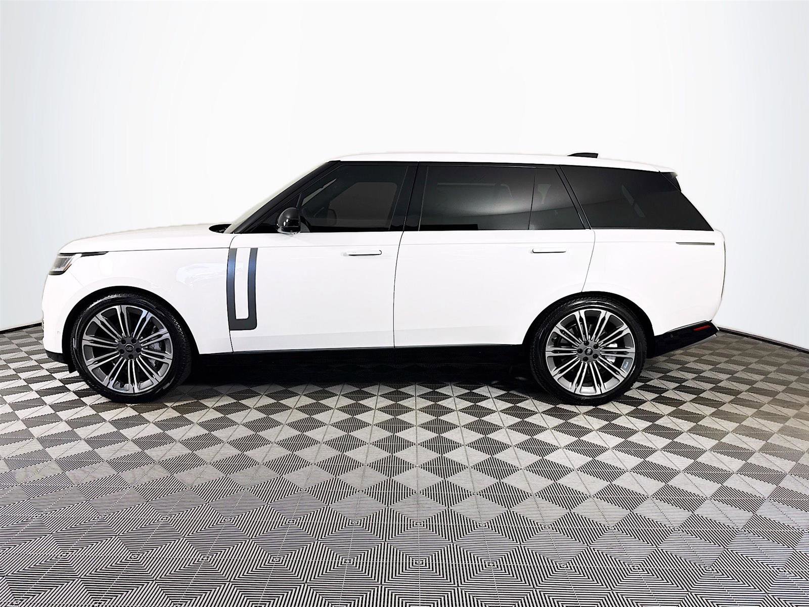 2024 Land Rover Range Rover SE photo 7