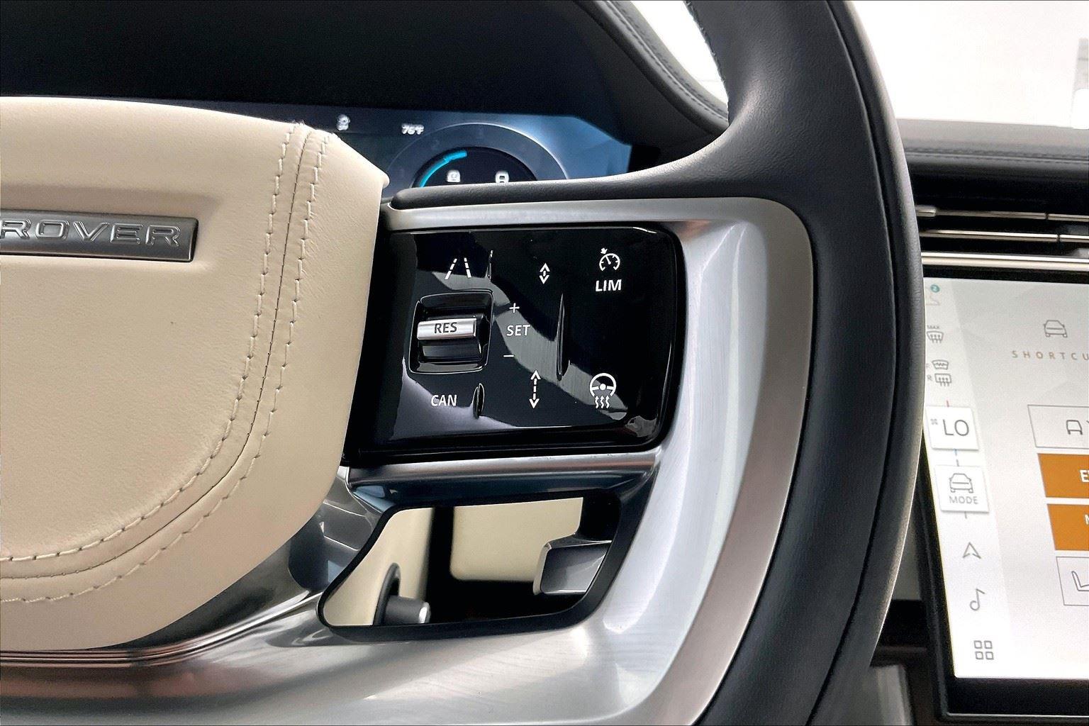 2025 Land Rover Range Rover SE photo 14