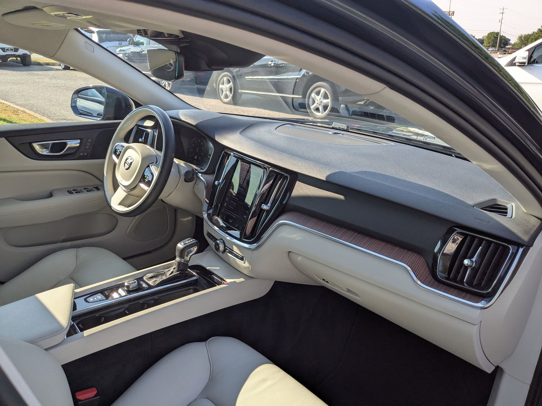 2021 Volvo S60 Momentum photo 35