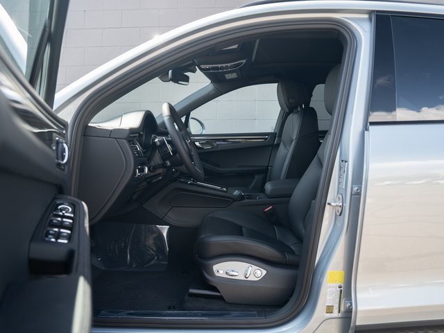 2026 Porsche Macan T photo 17
