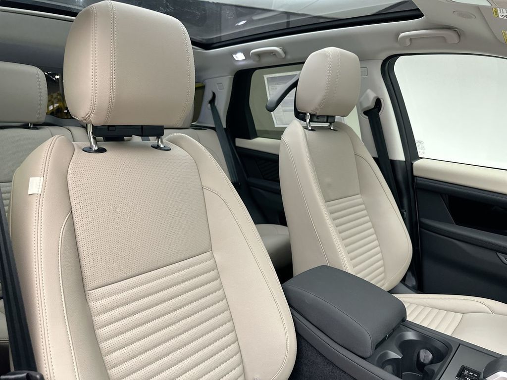 2025 Land Rover Discovery Sport S photo 5