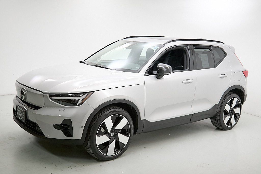 2023 VOLVO XC40 - Image 5