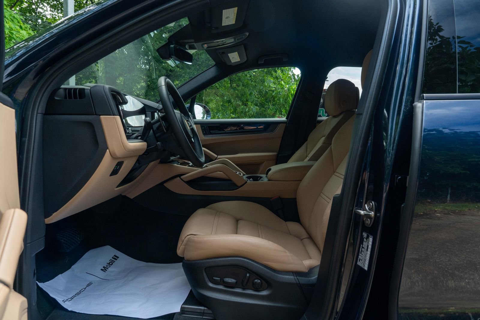 2025 Porsche Cayenne Base photo 24