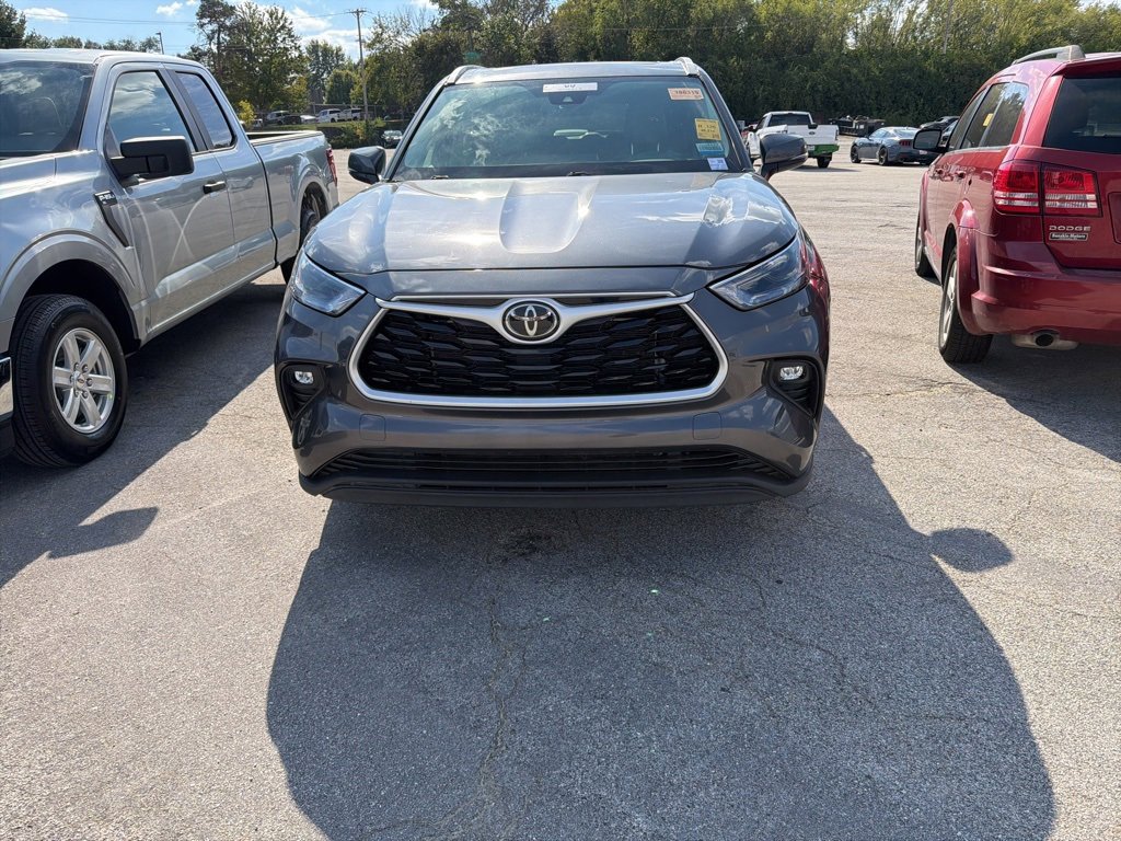 Used 2022 Toyota Highlander XLE with VIN 5TDHZRBH0NS566003 for sale in Kansas City