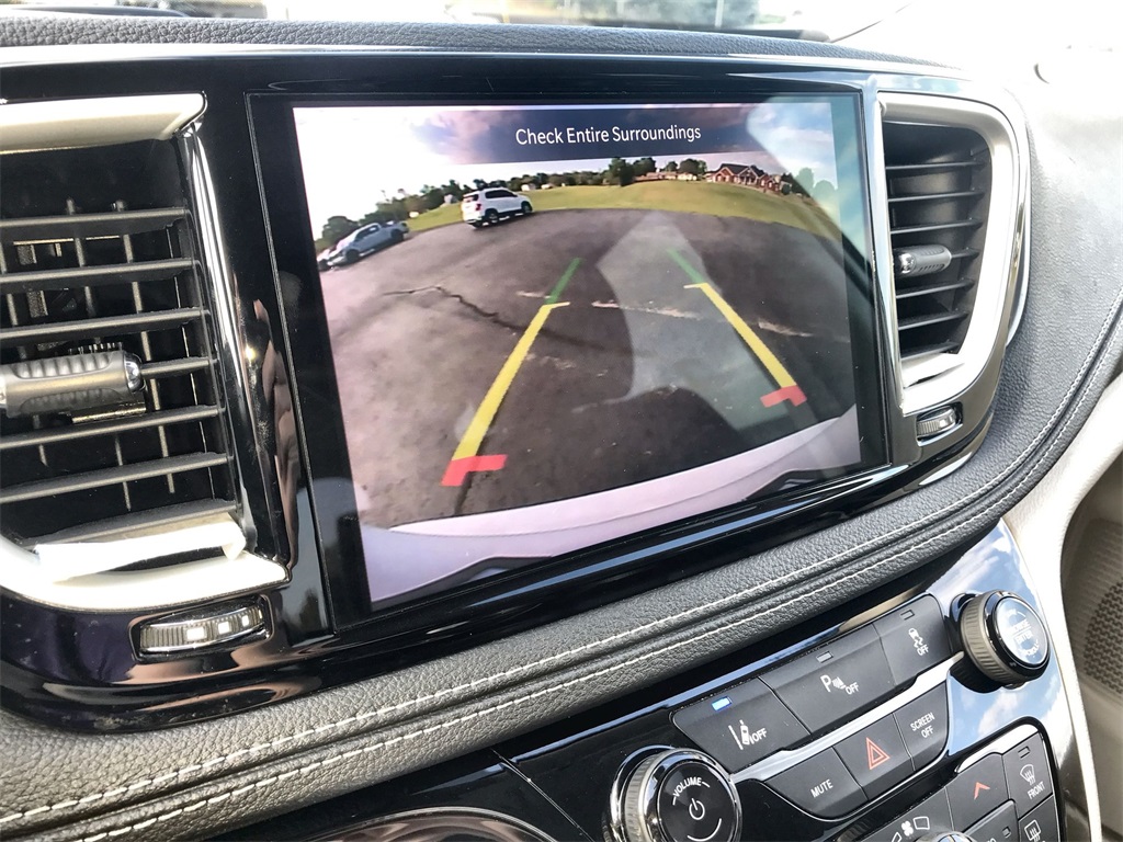 2023 Chrysler Pacifica Hybrid Touring L photo 17