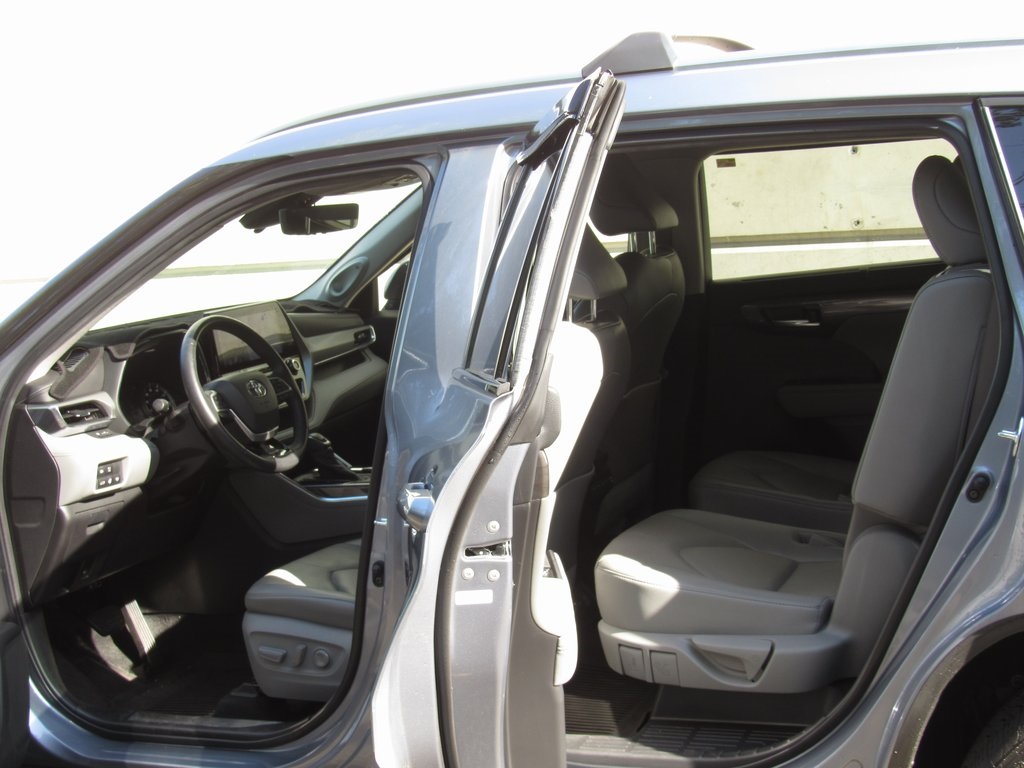 2022 Toyota Highlander Platinum photo 13