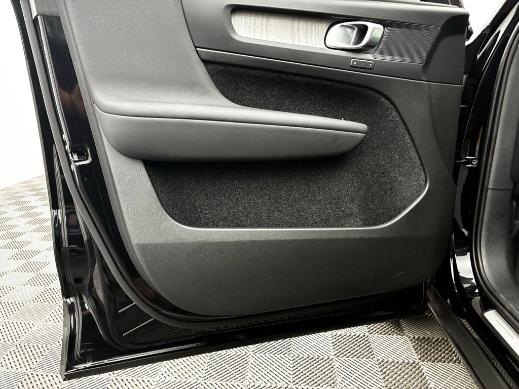 2023 Volvo XC40 Plus photo 9