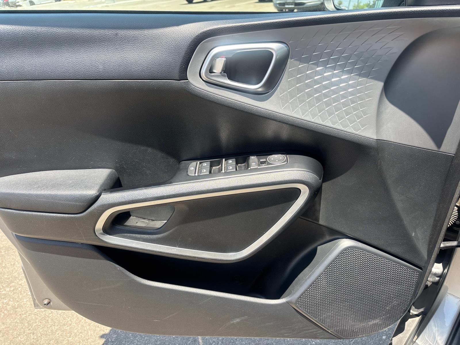 2023 Kia Soul LX photo 18