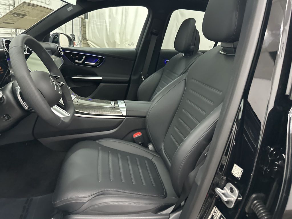 2025 Mercedes Benz GLC 300 photo 8