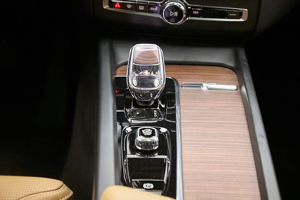 2023 VOLVO XC60 - Image 33