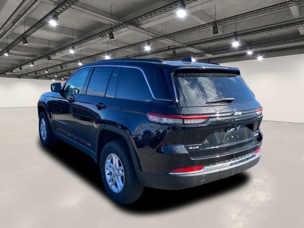 2025 Jeep Grand Cherokee Laredo photo 3