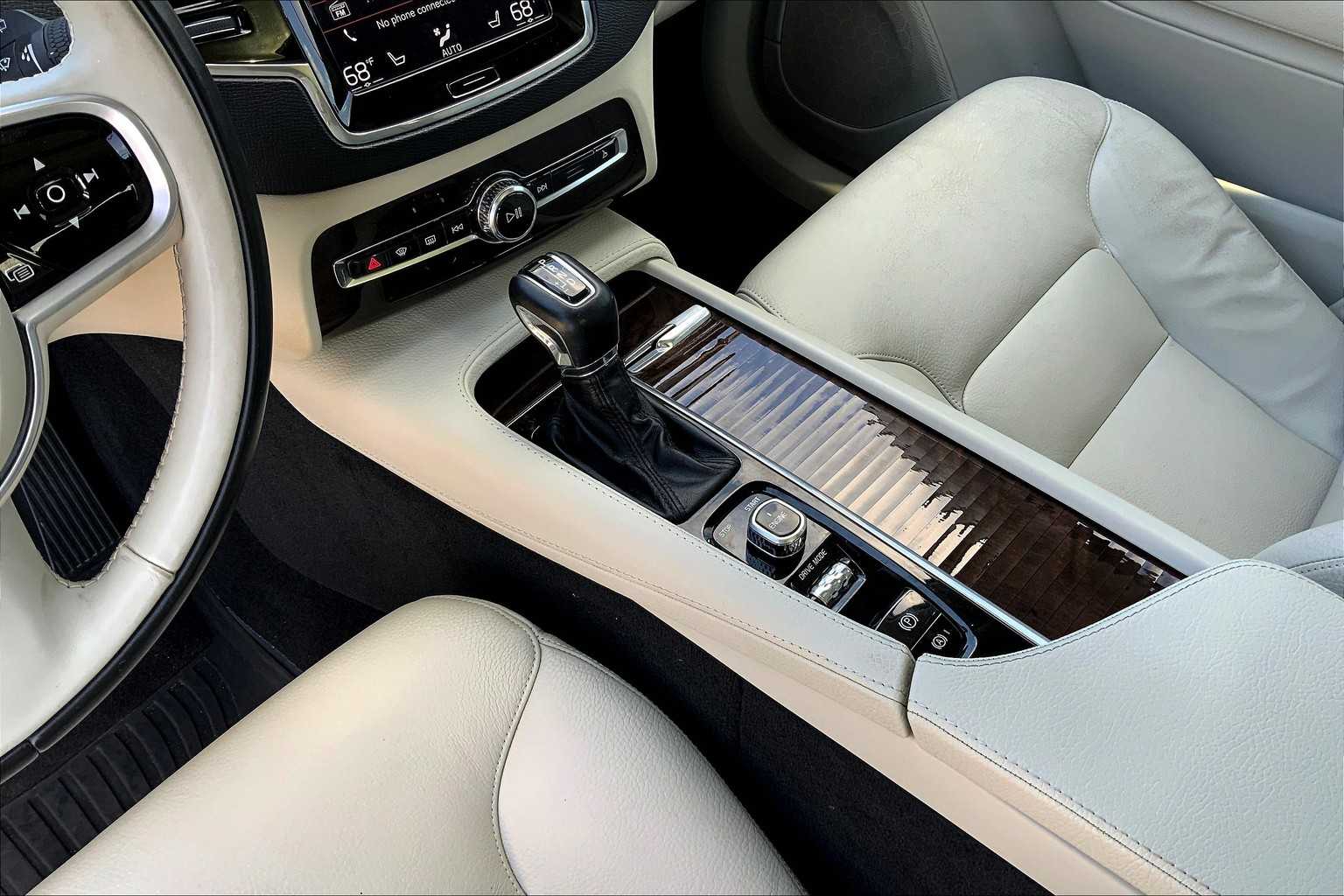 2017 Volvo XC90 Momentum photo 16