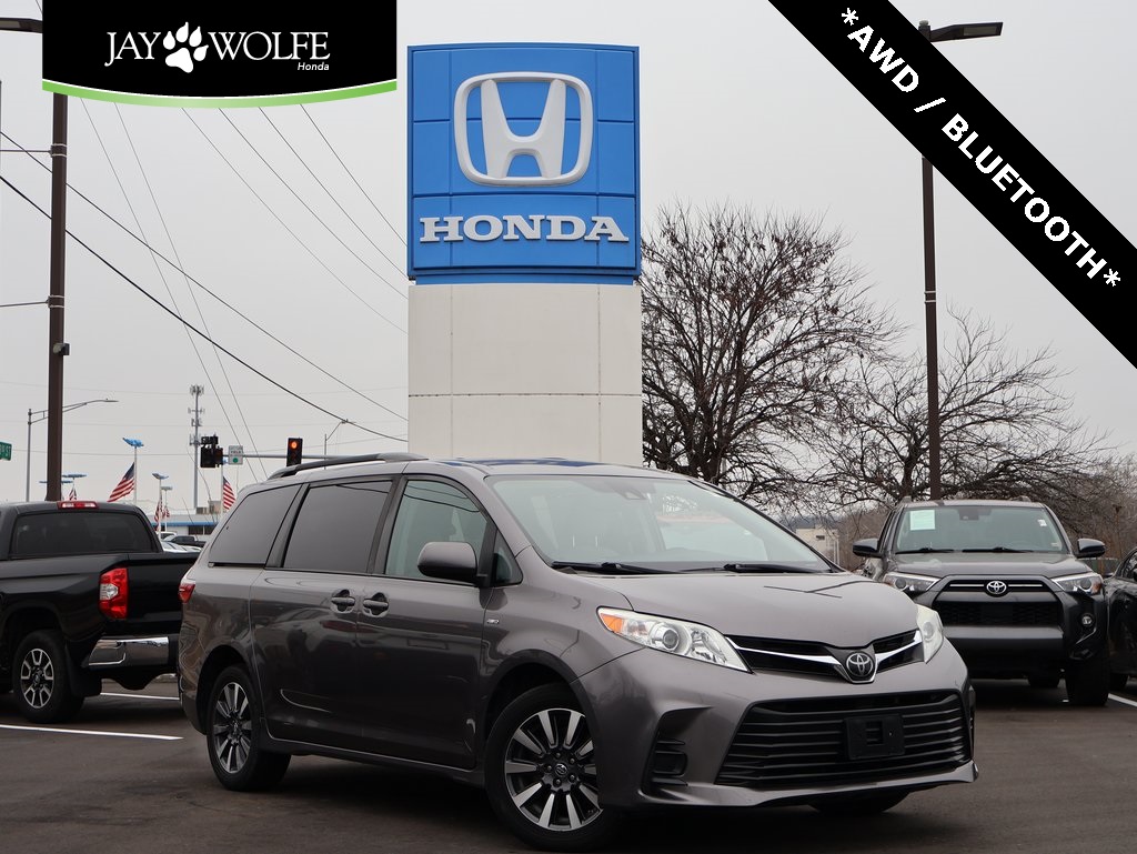 2020 Toyota Sienna LE's photo
