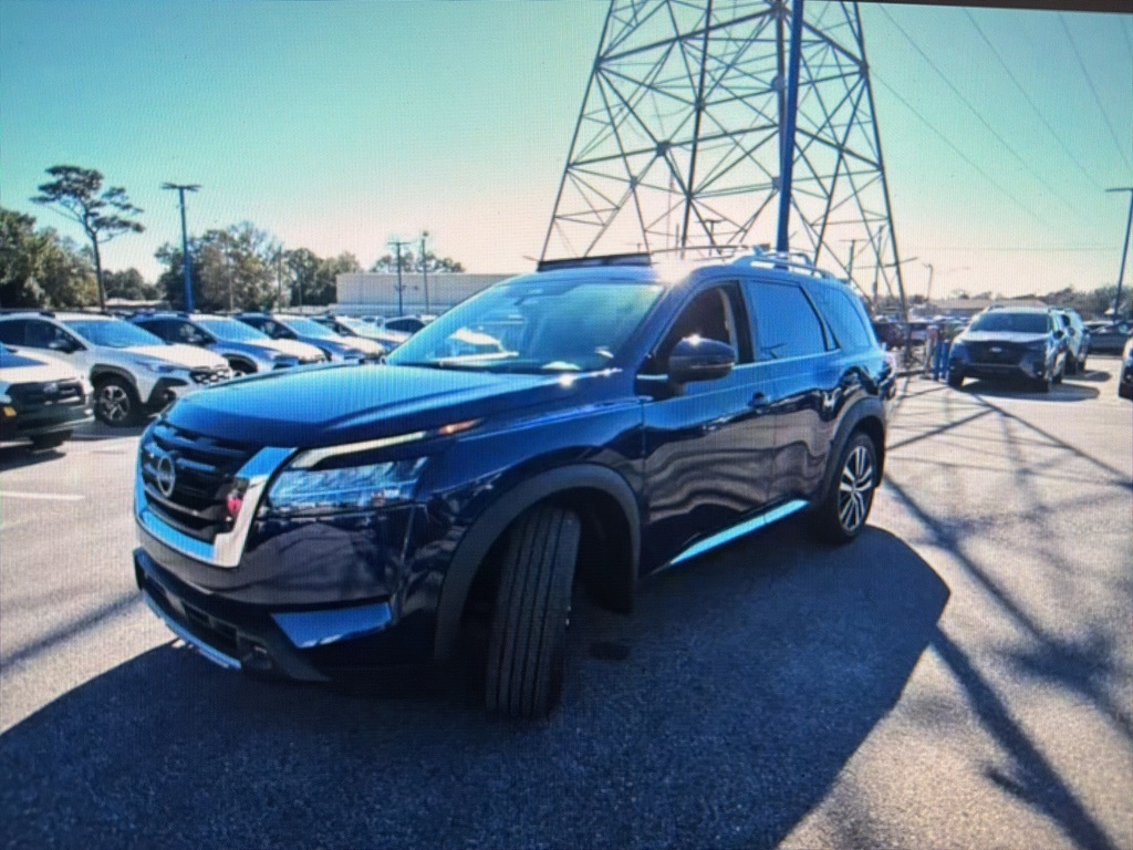 2024 Nissan Pathfinder Platinum's photo
