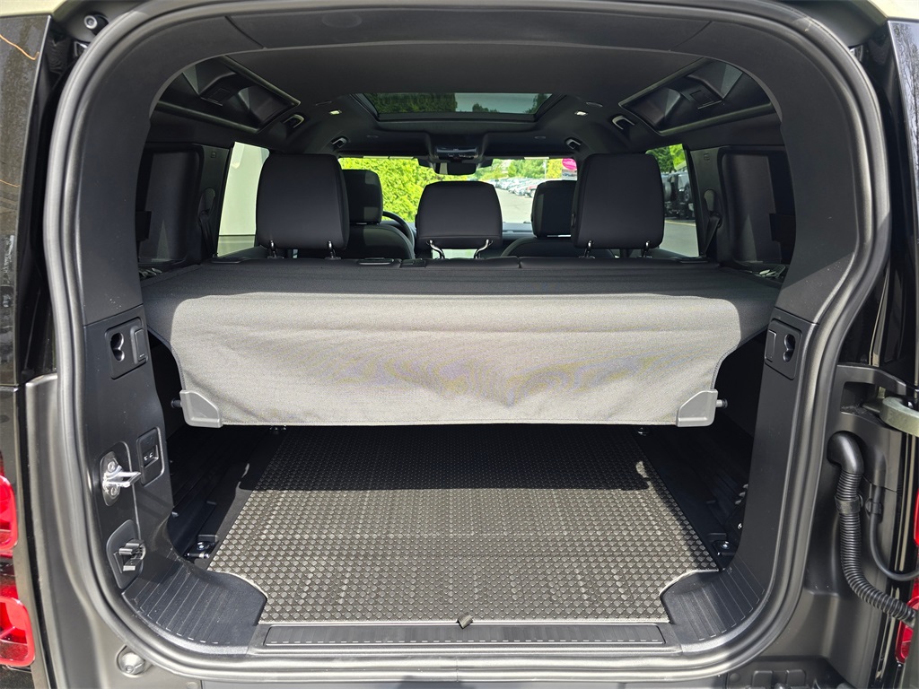 2025 Land Rover Defender 110 S photo 23