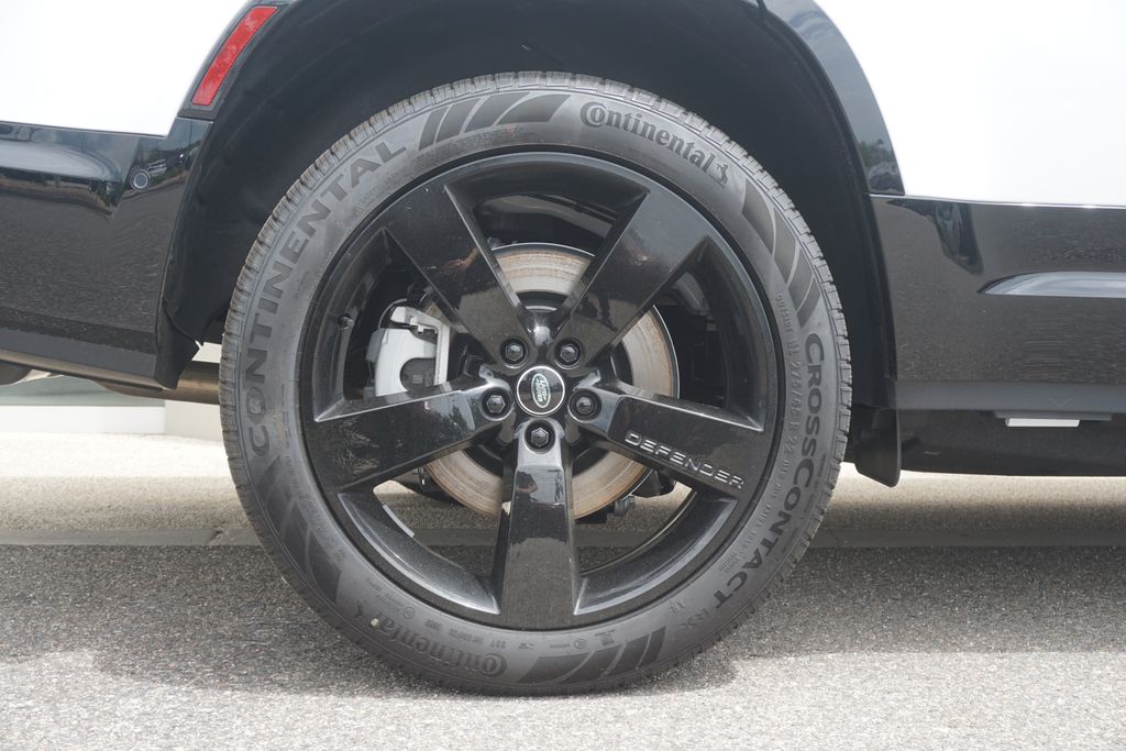 2025 Land Rover Defender 130 X-Dynamic SE photo 32