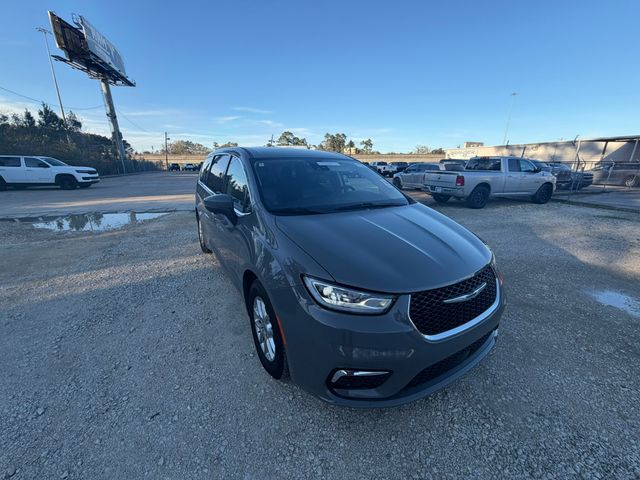 2023 Chrysler Pacifica Touring L's photo