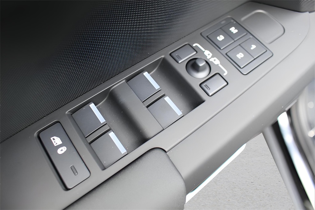 2025 Land Rover Defender 110 S photo 10