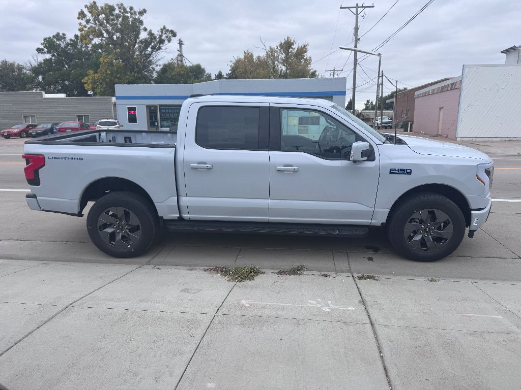 2025 Ford F-150 Lightning Lariat photo 4