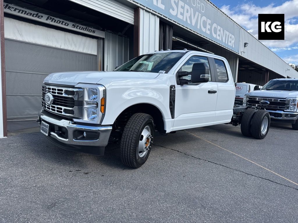 2026 Ford F-350 Super Duty Chassis Cab XL's photo