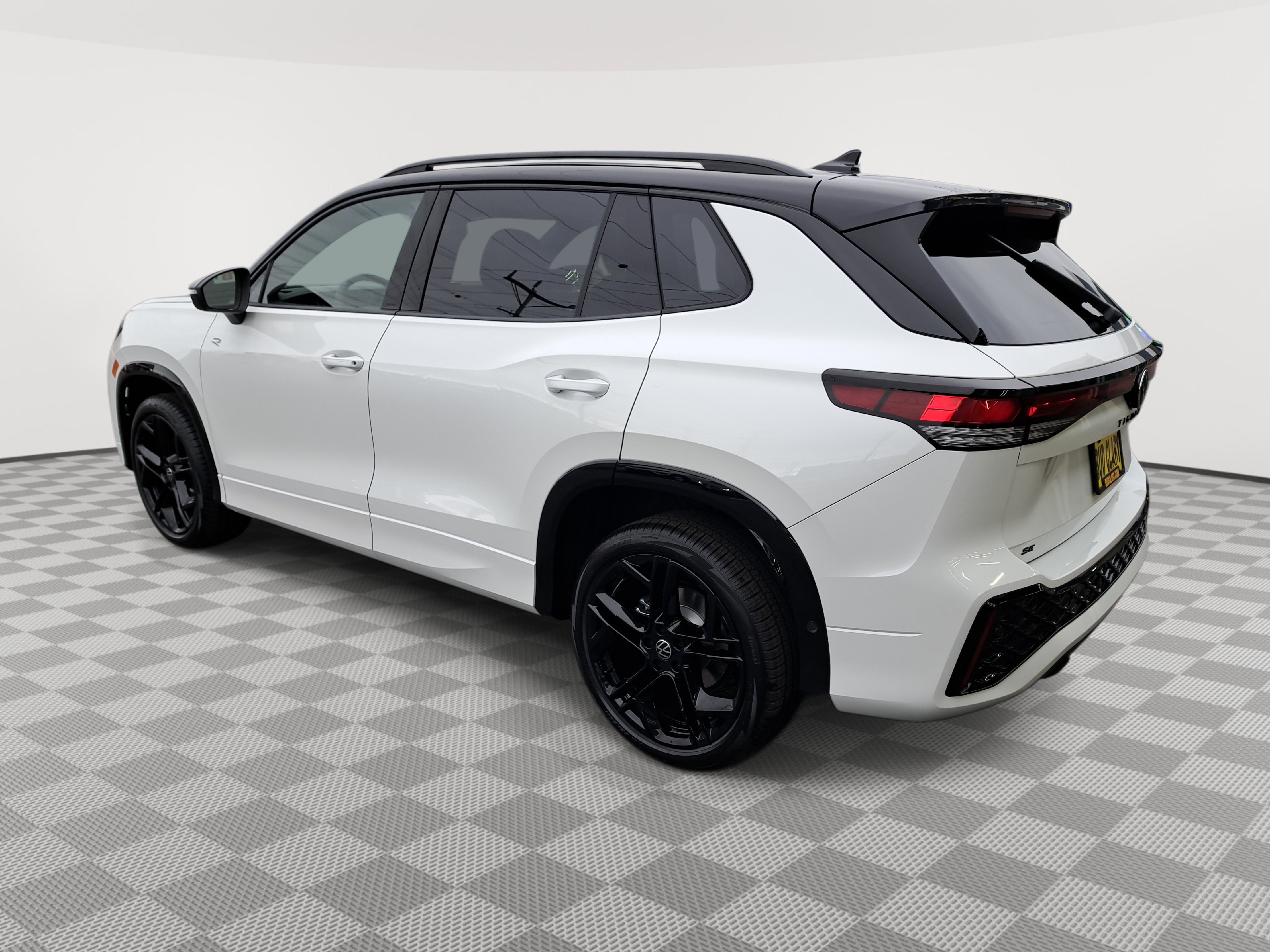 2025 Volkswagen Tiguan SE R-Line Black photo 4