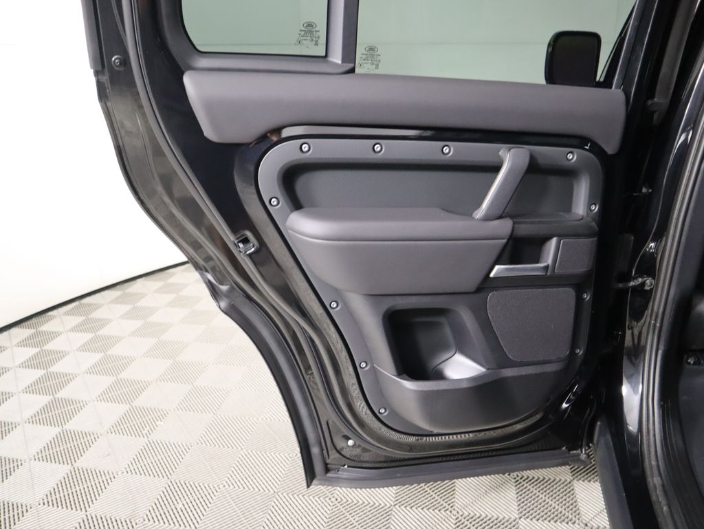 2025 Land Rover Defender 130 V8 photo 25