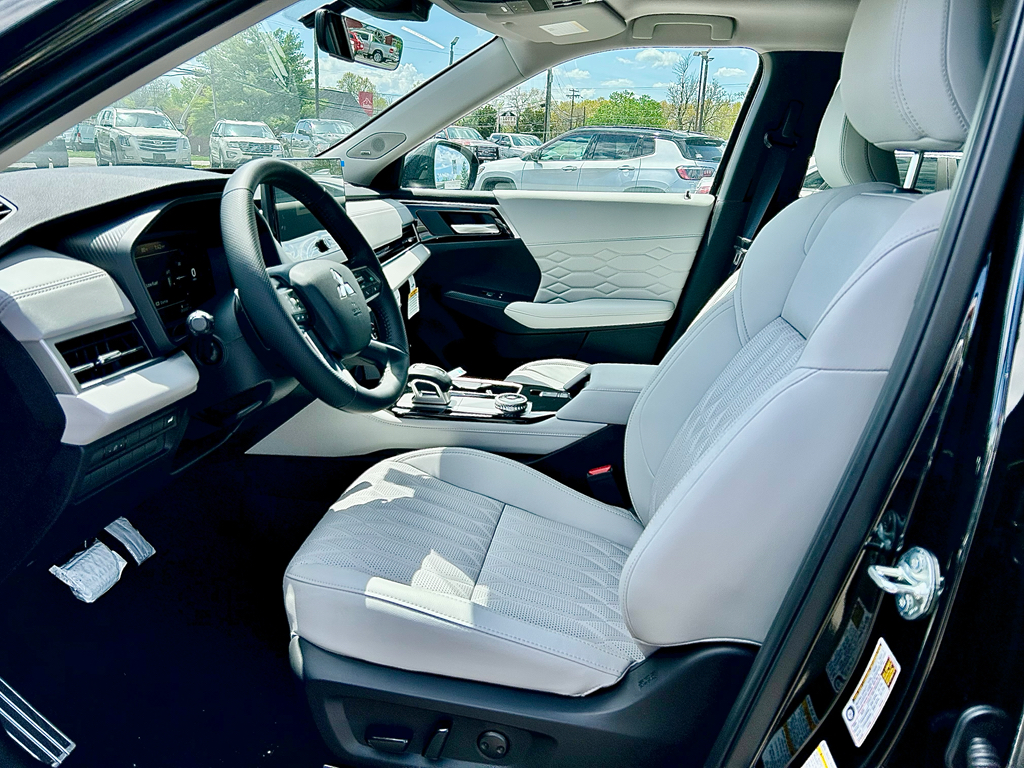 2025 Mitsubishi Outlander SEL photo 7