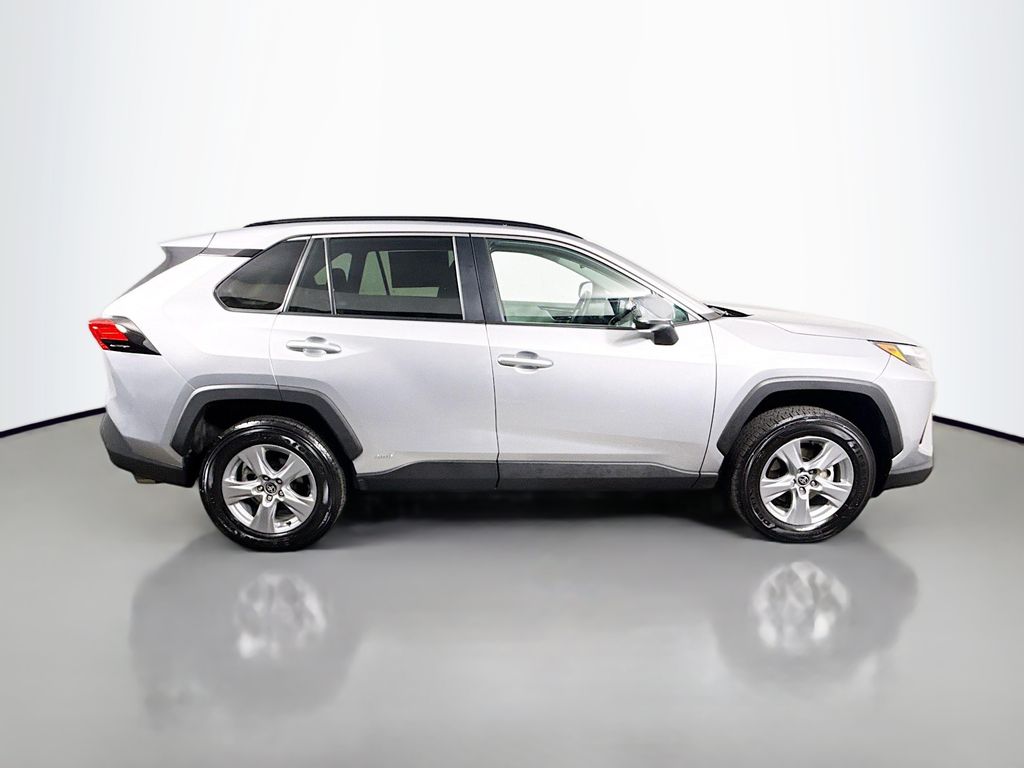 2022 Toyota RAV4 Hybrid XLE photo 7
