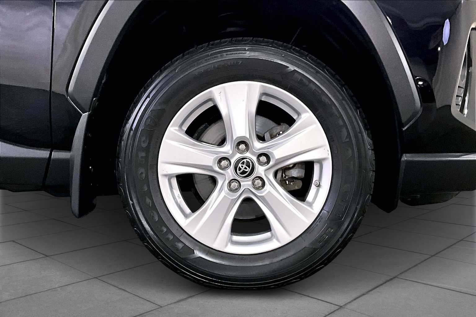 2019 Toyota RAV4 Hybrid XLE photo 9