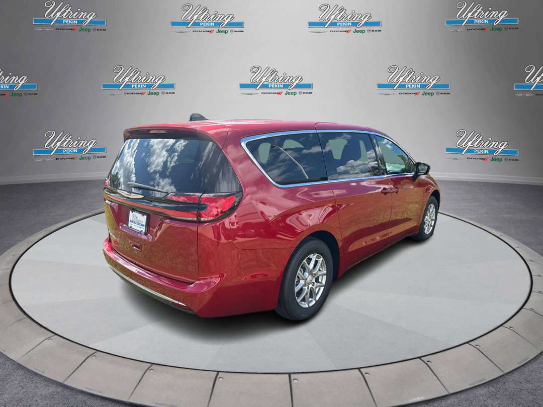2026 Chrysler Pacifica photo 2