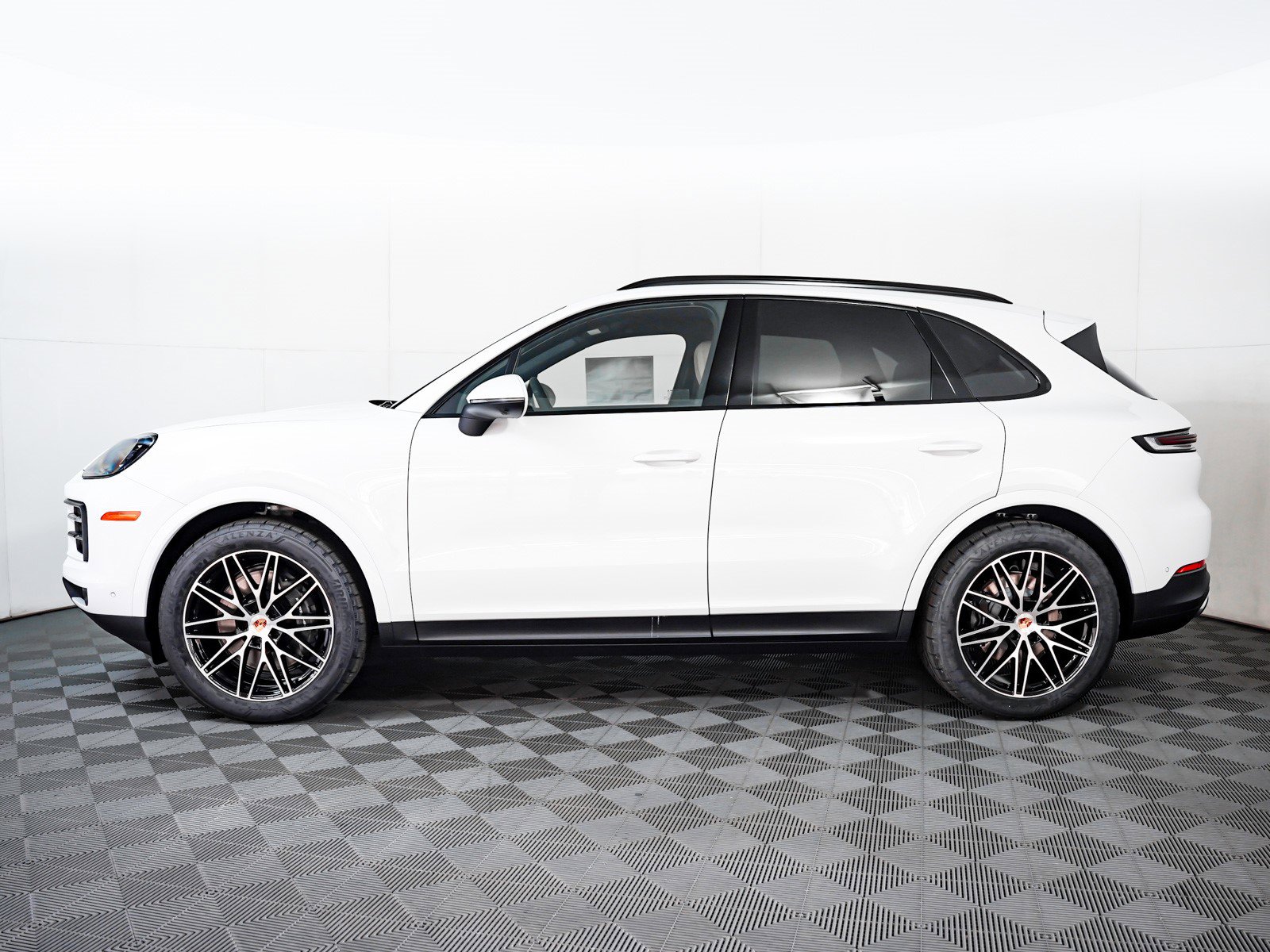 2025 Porsche Cayenne photo 2