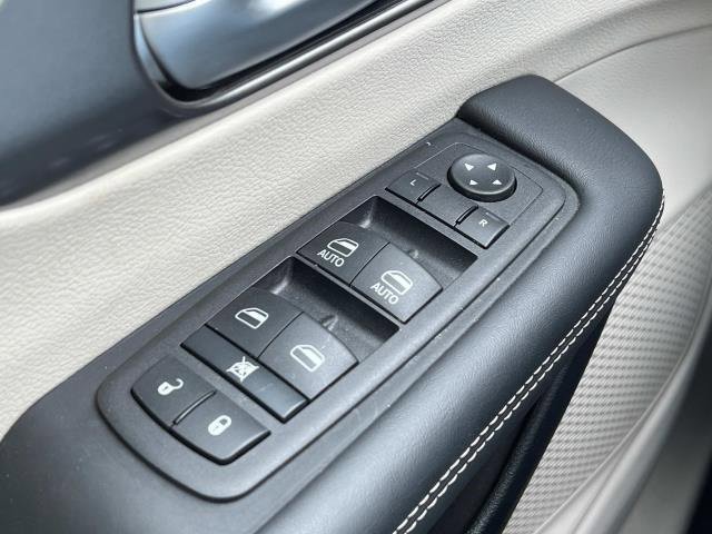 2024 Chrysler Pacifica Touring L photo 22