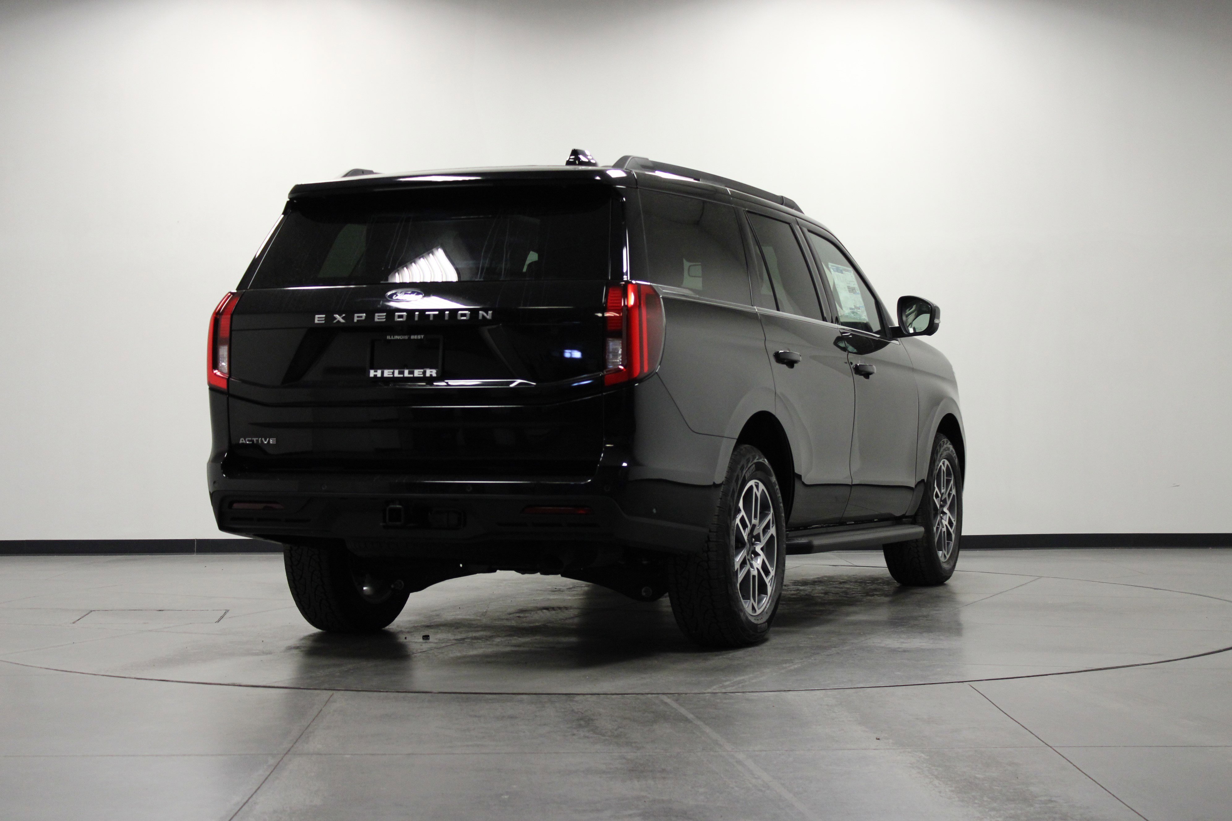 2025 Ford Expedition photo 3