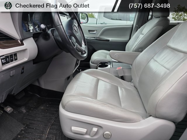 2015 Toyota Sienna XLE photo 8