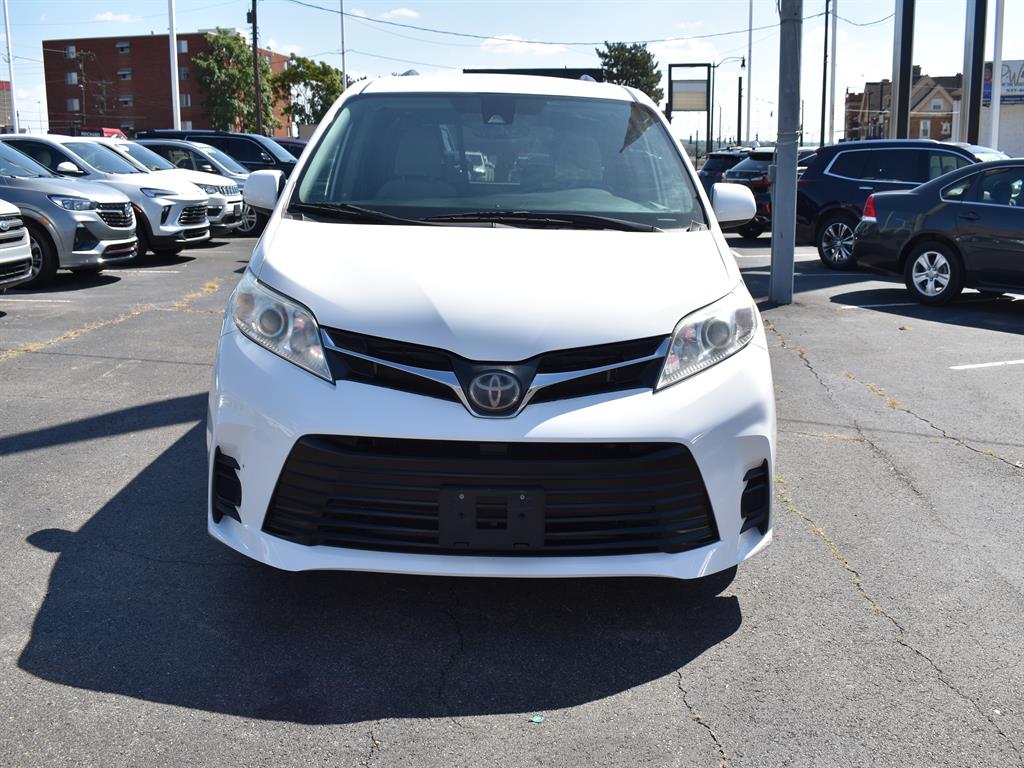 2020 Toyota Sienna LE photo 2