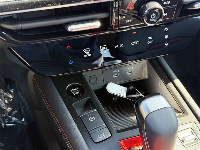 2025 Nissan Kicks SR photo 28