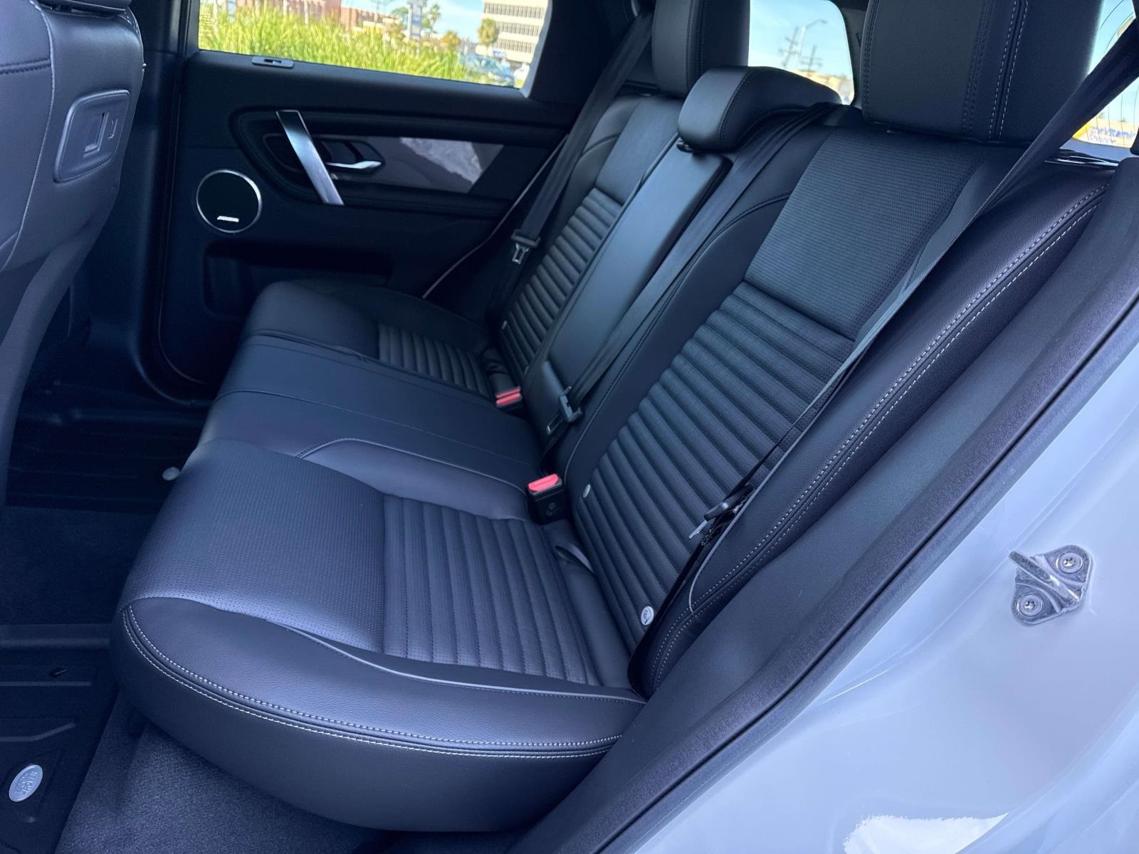 2025 Land Rover Discovery Sport SE photo 8