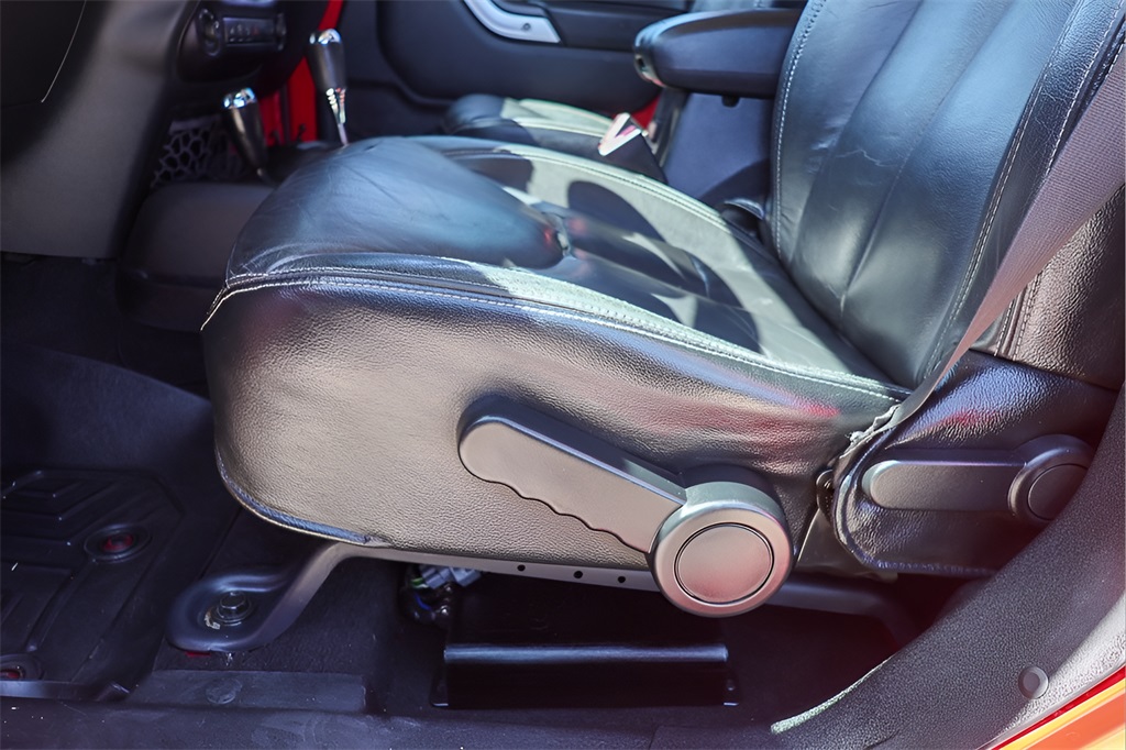 2015 Jeep Wrangler Unlimited Sahara photo 16