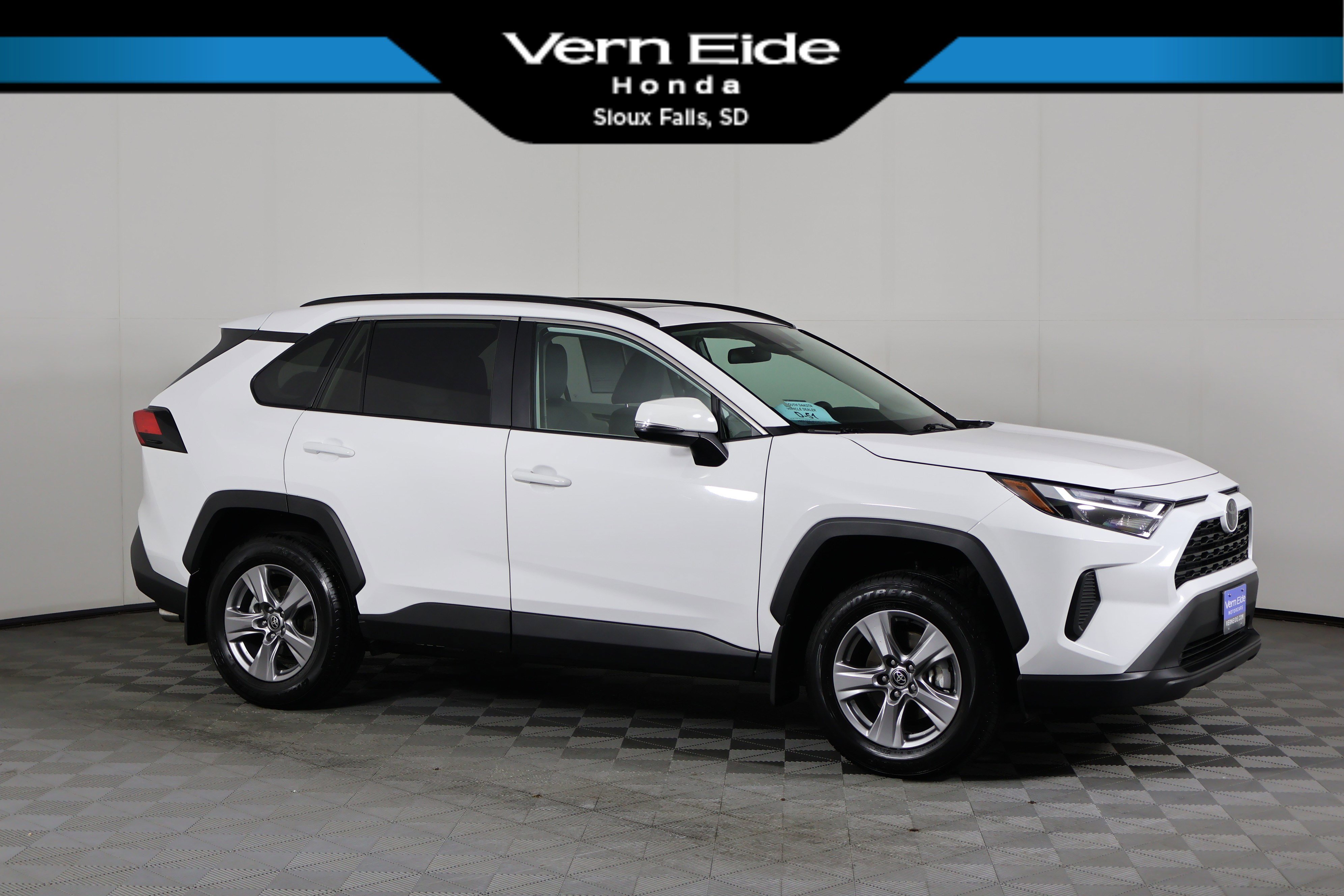 2025 Toyota RAV4 XLE's photo