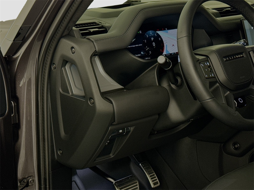 2025 Land Rover Defender 110 V8 photo 10