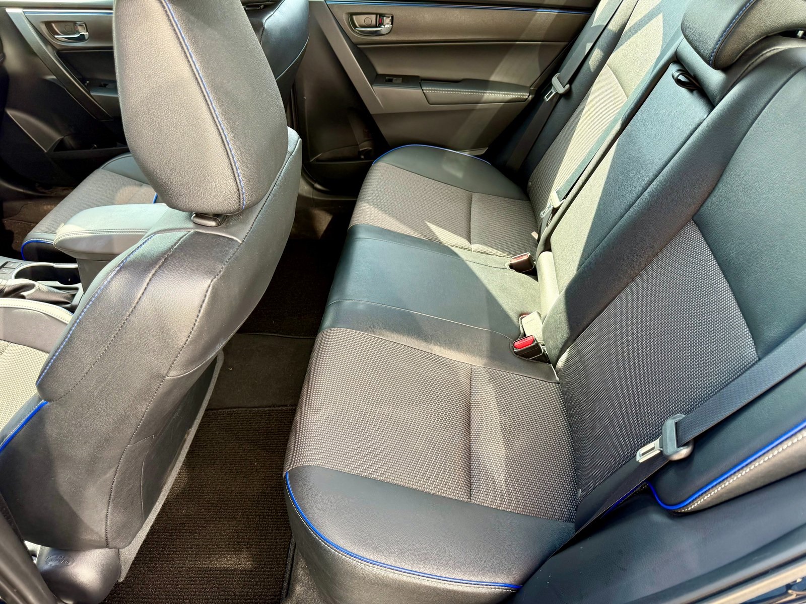 2017 Toyota Corolla SE photo 2