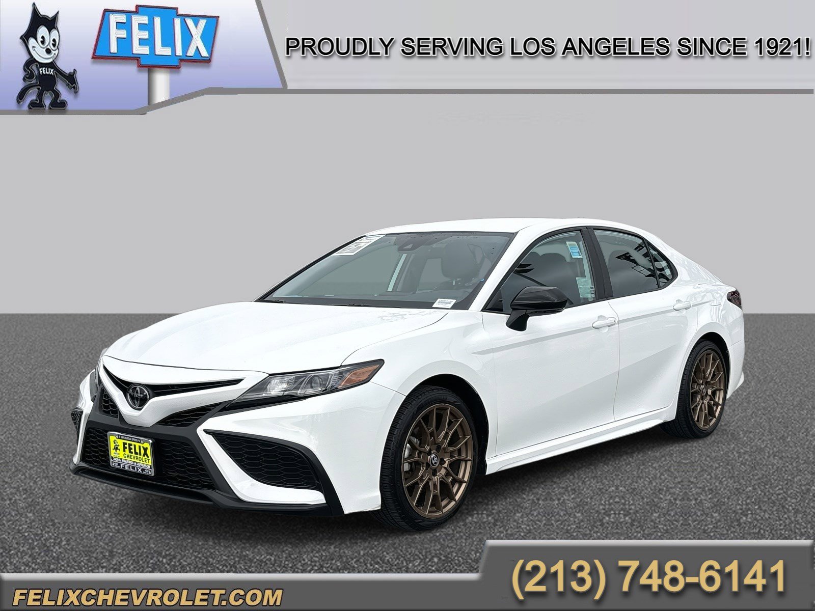 Used 2024 Ice Cap Toyota SE Nightshade image 1
