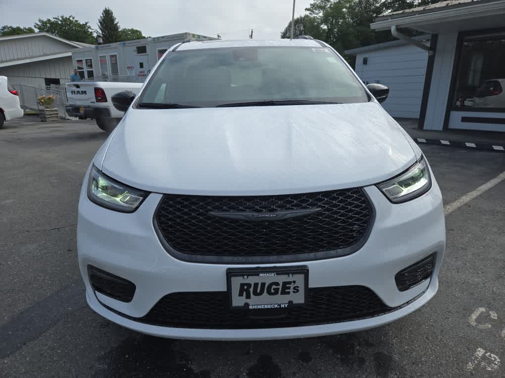 2026 Chrysler Pacifica Limited photo 2