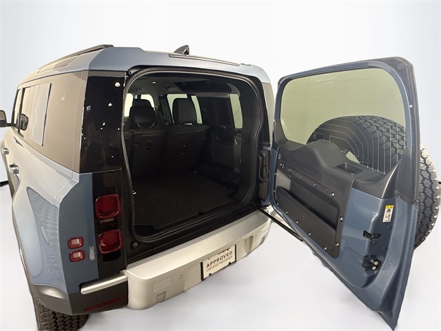 2025 Land Rover Defender 110 S photo 7