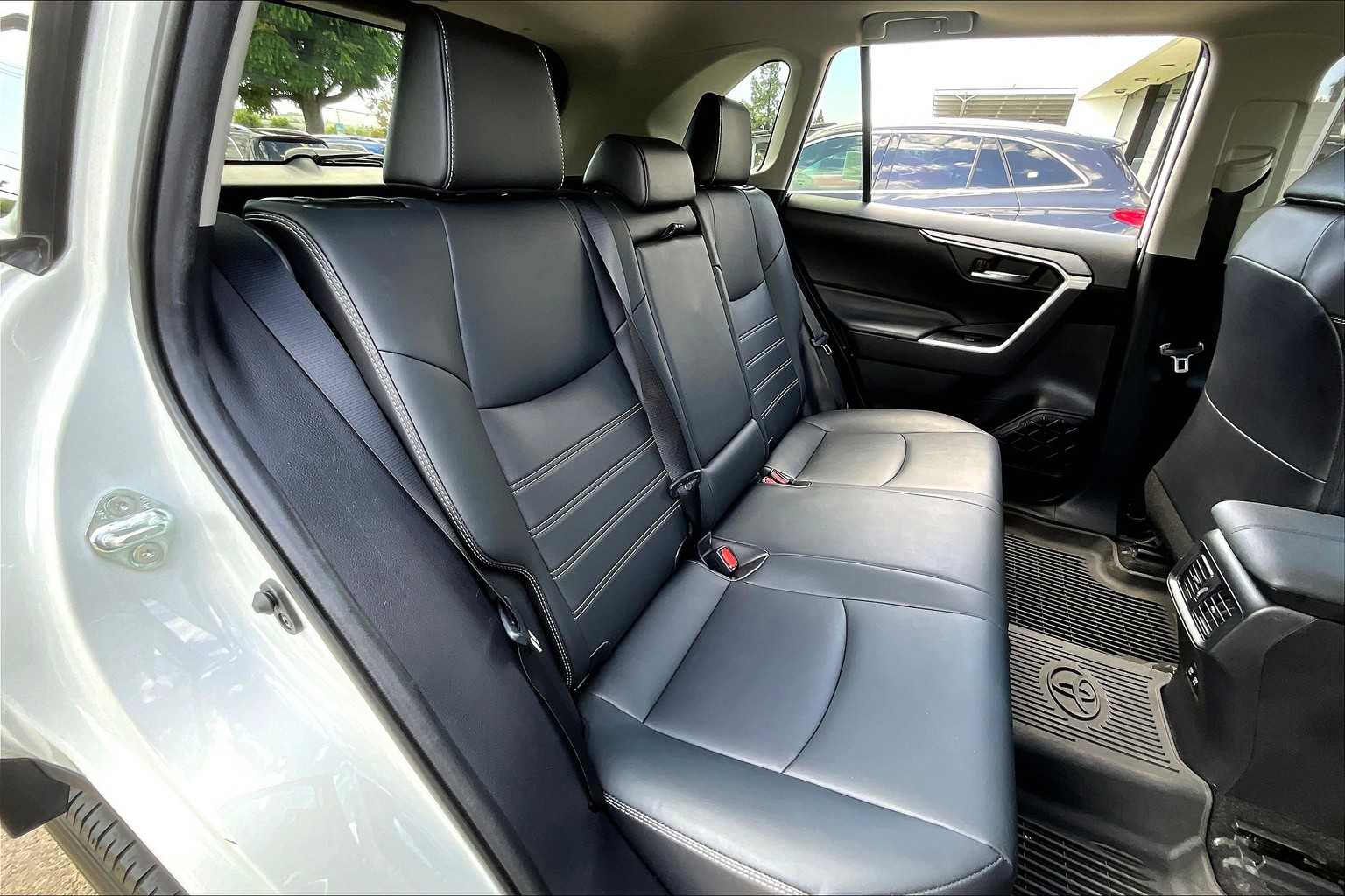 2021 Toyota RAV4 XLE Premium photo 18